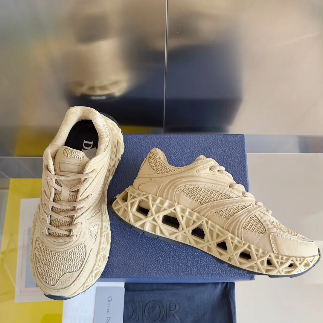 【DIOR】P:800💰 Men's 39-44. (Male 45.46 custom-made) Dior kawa Dior joint 2025ss casual sports shoes‼ ️ Reinterpret running shoes with dior’s haute couture style. b35 is made of fine-textured leather and mesh fabric materials. It can be worn in all seasons, is comfortable and breathable, and has many lines on the shoe body to outline details. It has a full retro three-dimensional feel and can create a casual look all year round!
